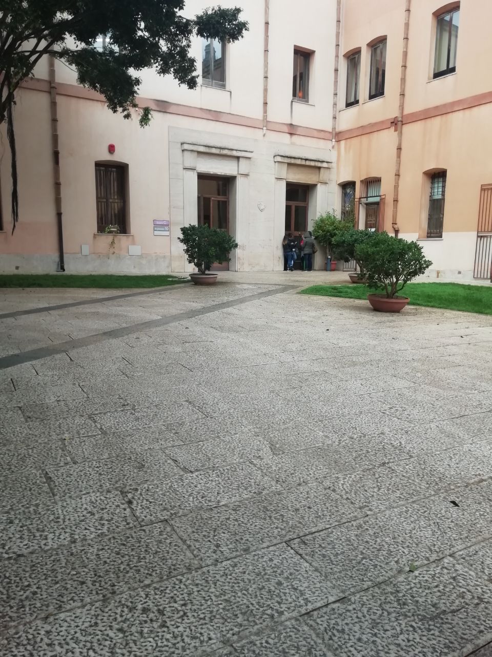 Il Comune trova la piscina chiusa, i lavoratori: “La futura azienda ci riassuma”. Ma l’iter non sarà breve