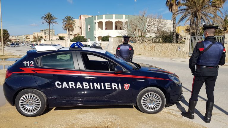 Controlli a Mazara: al tavolo senza green pass, sanzioni per clienti e titolare. Droga a Campobello: 8 denunce