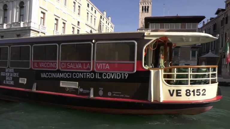 Un vaporetto a Venezia per promuovere la vaccinazione anti Covid