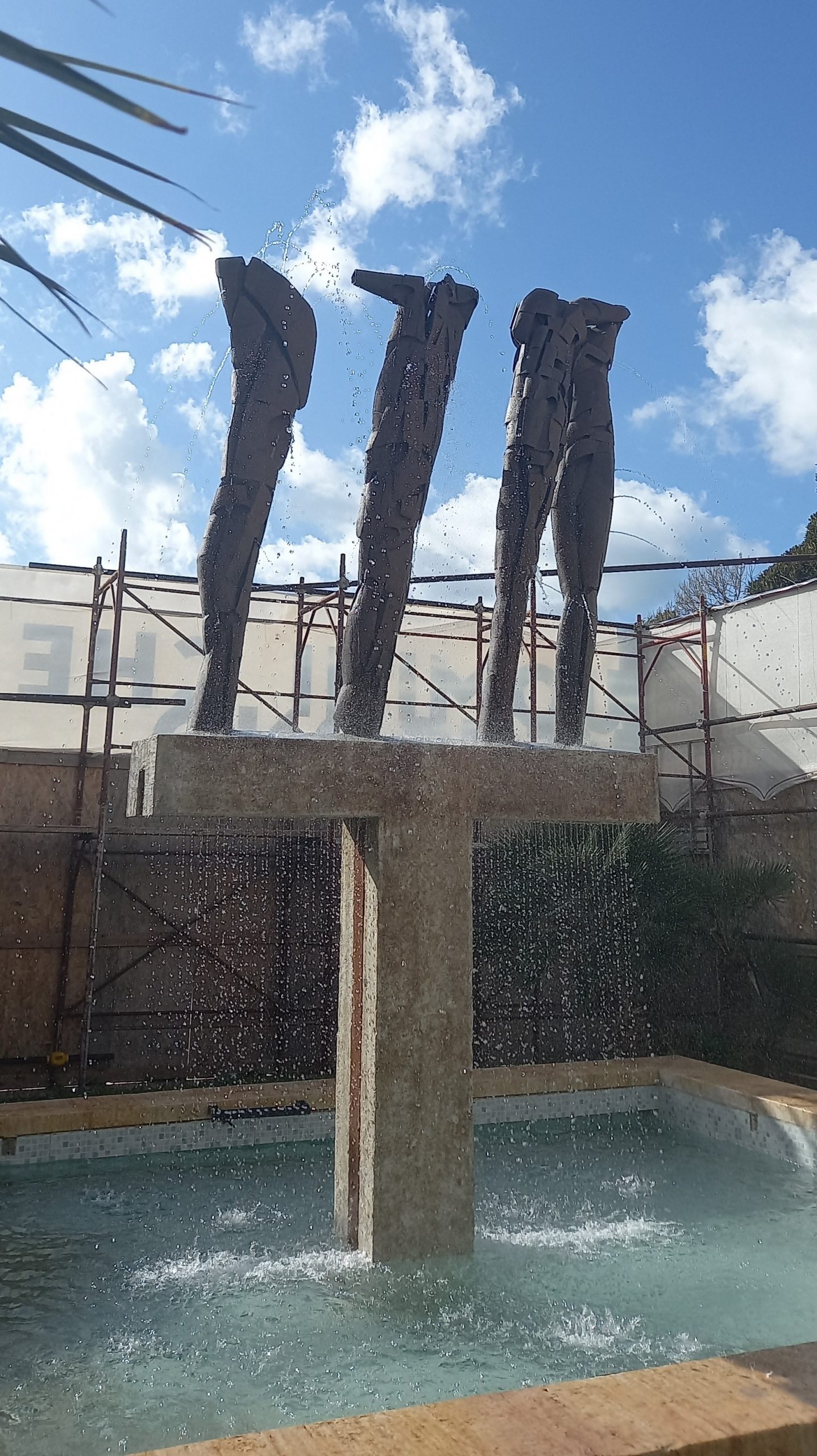 Mazara: a Piazza Mokarta torna a zampillare dopo il restauro la fontana del Consagra