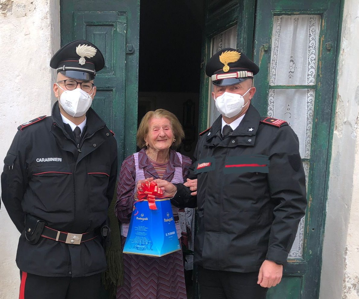 Favignana: i Carabinieri a Natale in visita alla ultracentenaria Rosa