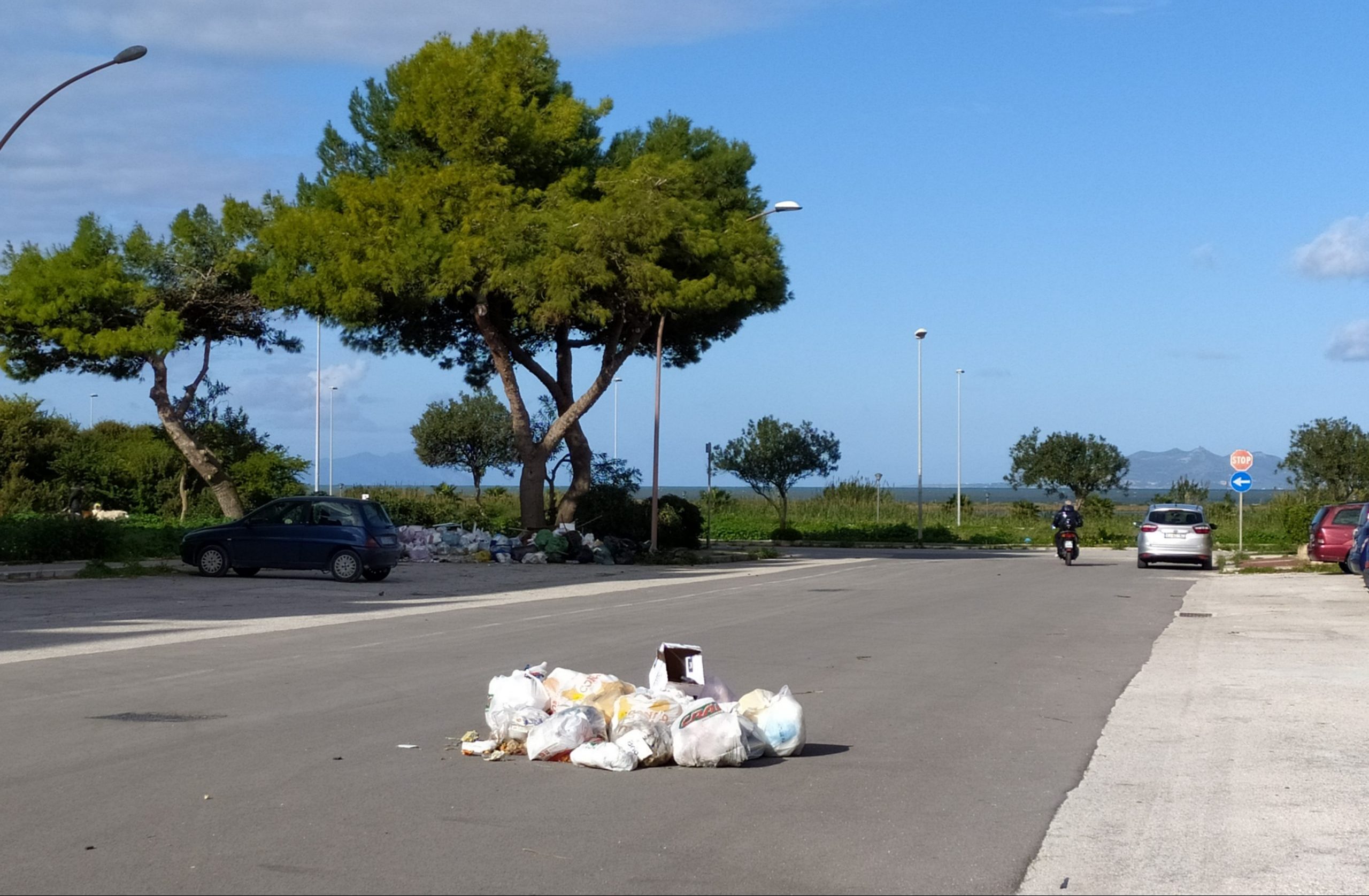 Marsala, in via Virgilio i rifiuti arrivano al centro della strada