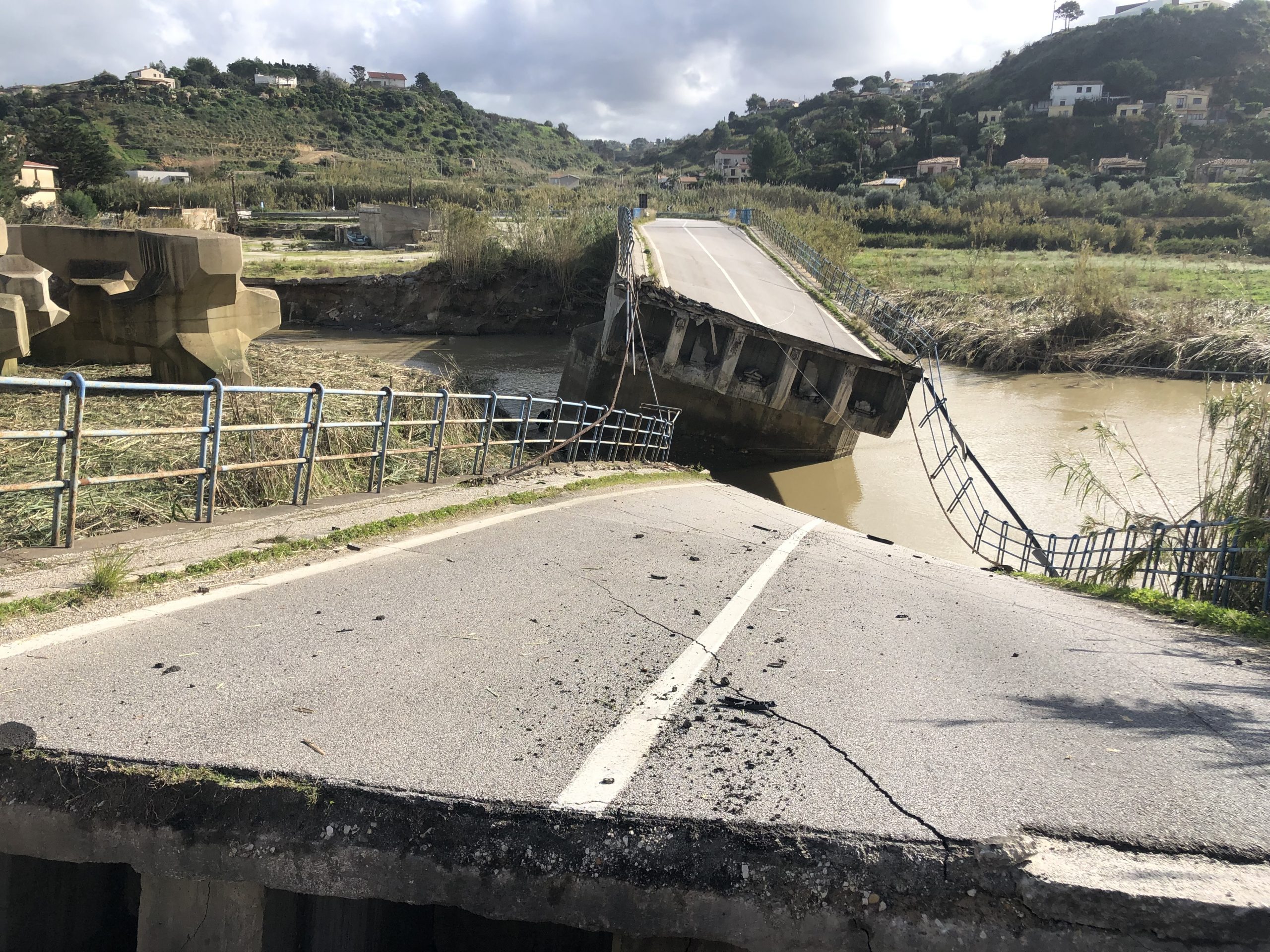 Ponte di San Bartolomeo, sindaci e assessori regionali sul posto. Allo studio diverse ipotesi per ripristinare il collegamento