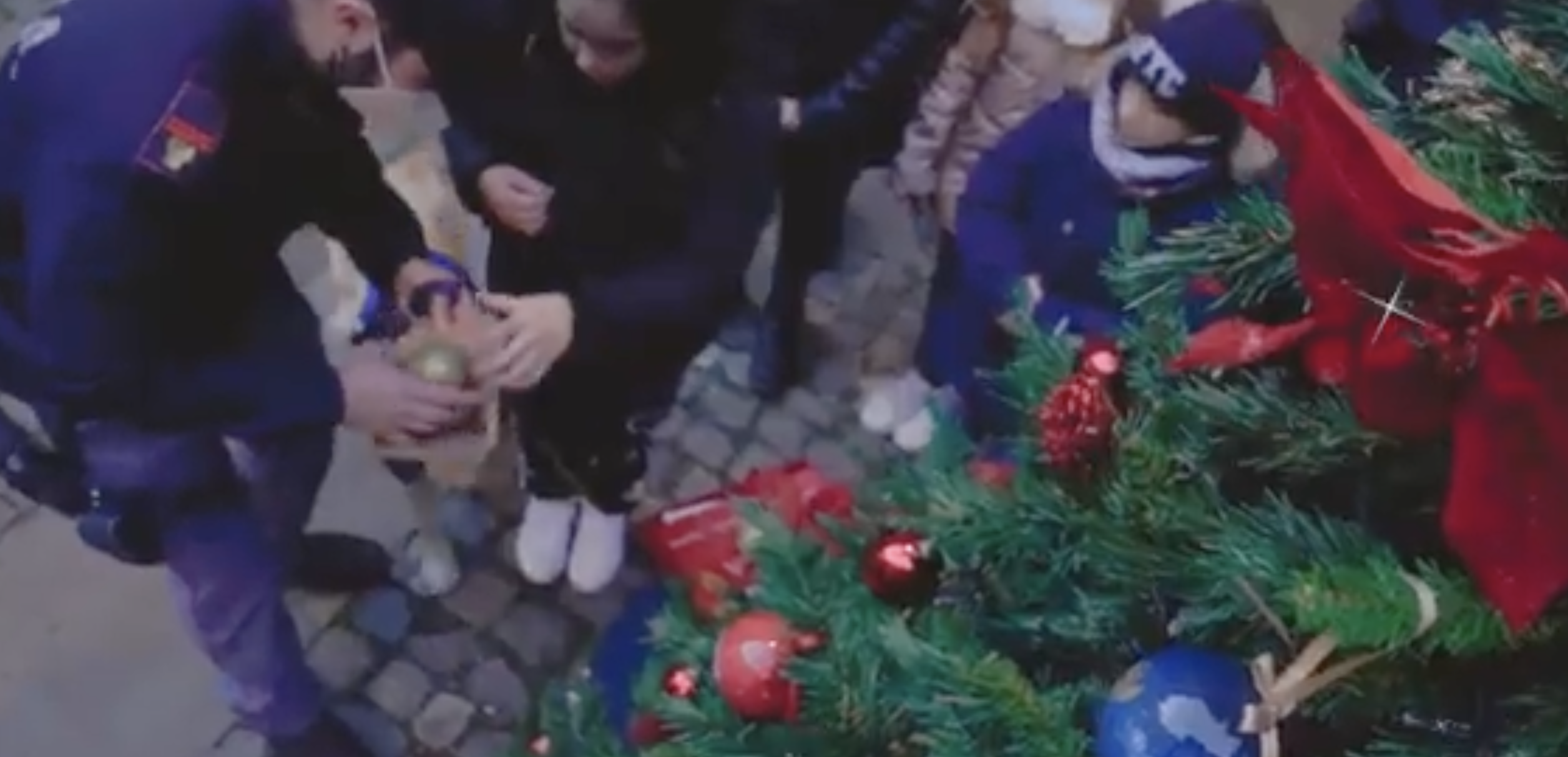 L’albero della Polizia di Stato realizzato con i bambini. VIDEO
