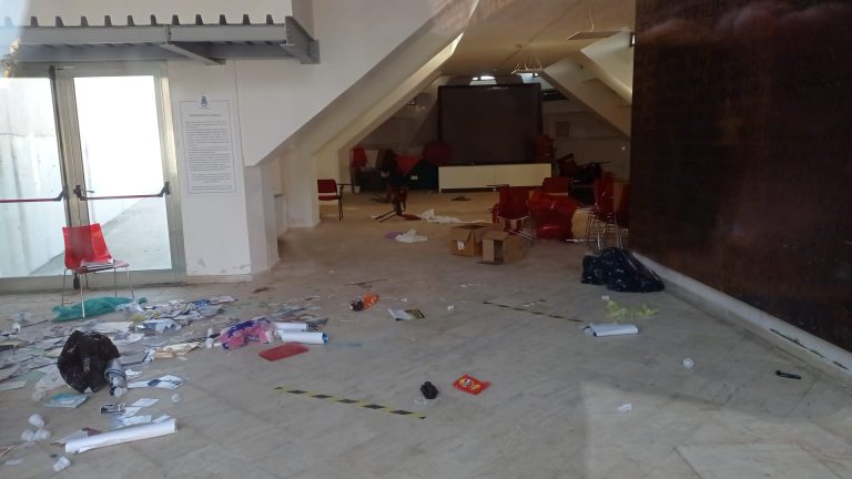 Vandalizzato il Monumento ai Mille, probabile furto all’associazione Medico-Chirurgica Lilybetana