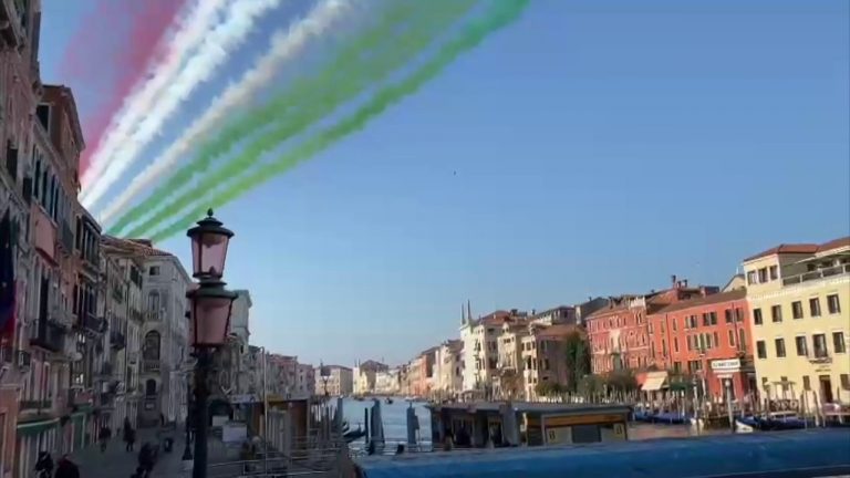 Milano-Cortina, Frecce Tricolori sul cielo di Venezia