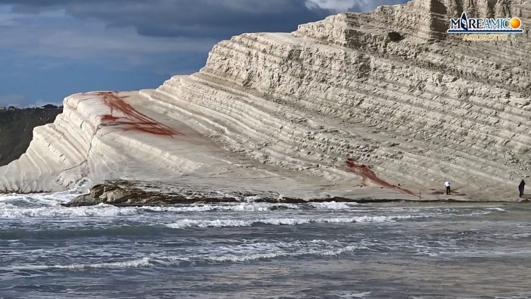Vandali deturpano la scogliera di Scala dei Turchi. Indignazione da società civile e politica