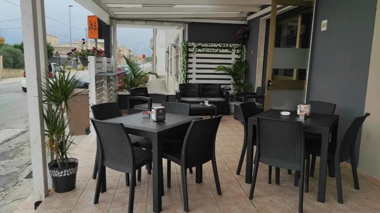Marsala: a fuoco la veranda di un bar sulla via Trapani