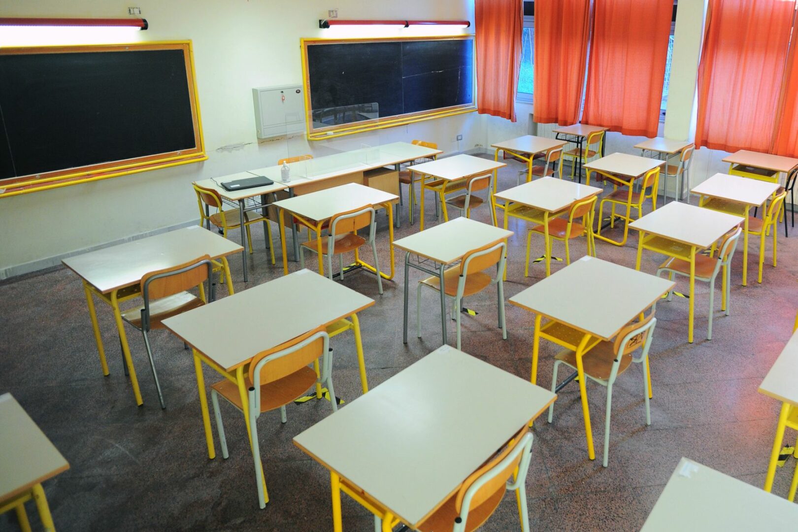 In Sicilia “gialla” scuole aperte da lunedì, perplessità dalla Regione