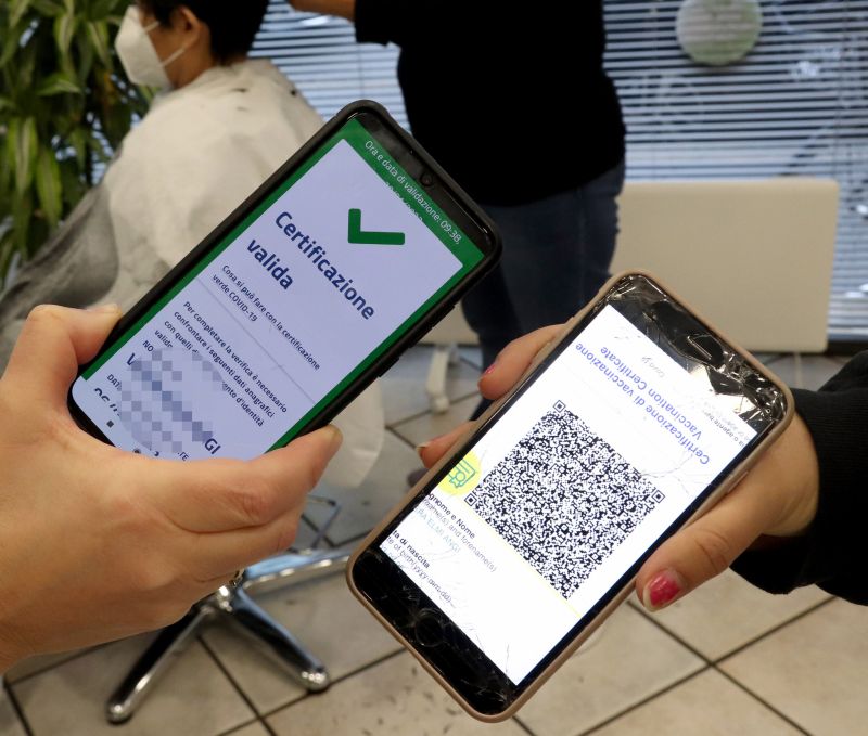 Draghi firma il Dpcm sull’uso del Green Pass in attività commerciali