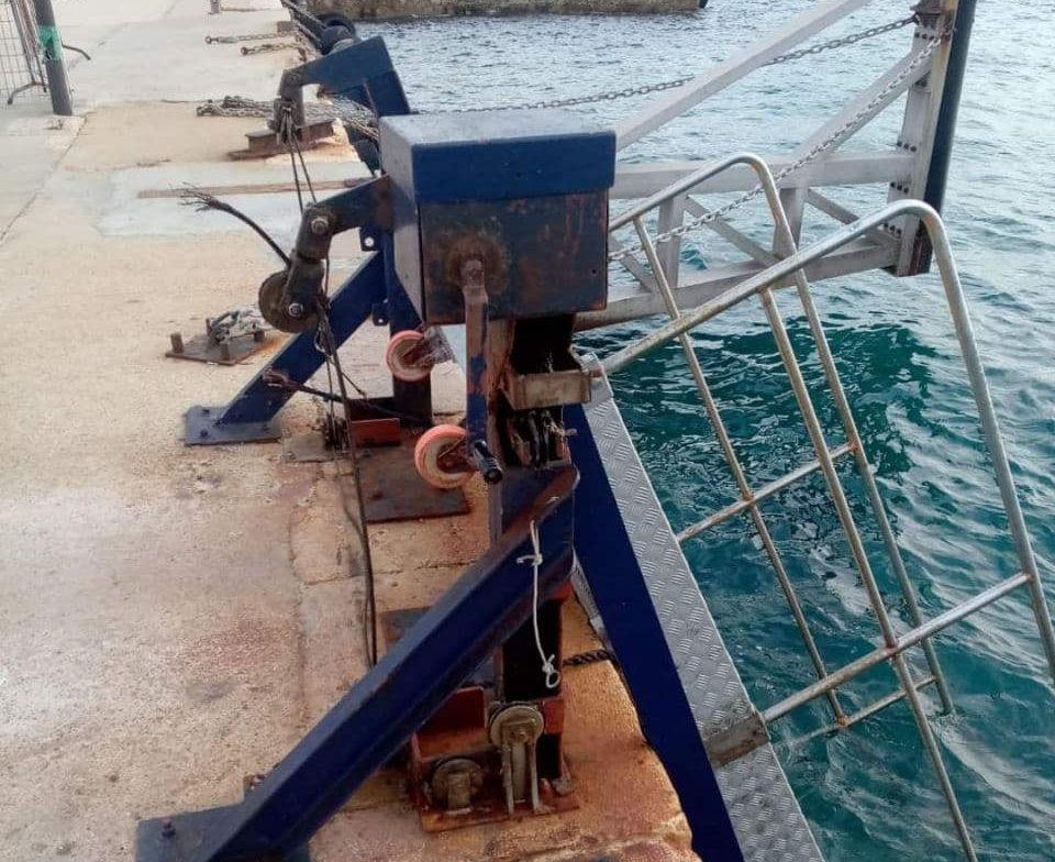 Favignana, finisce in acqua la passerella del molo Genitivo. Forgione: “Situazione insostenibile”