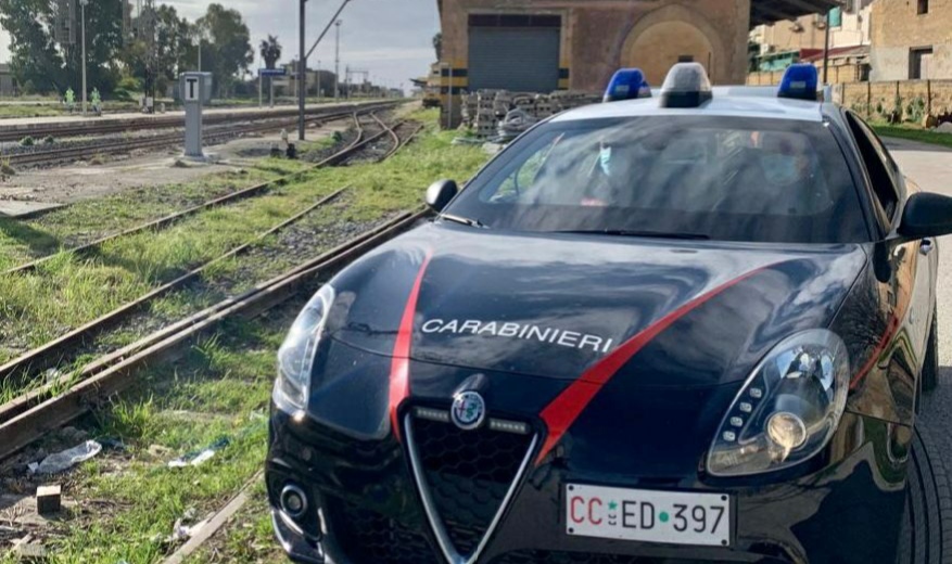 Rubano gasolio da una locomotiva, arrestati due castelvetranesi