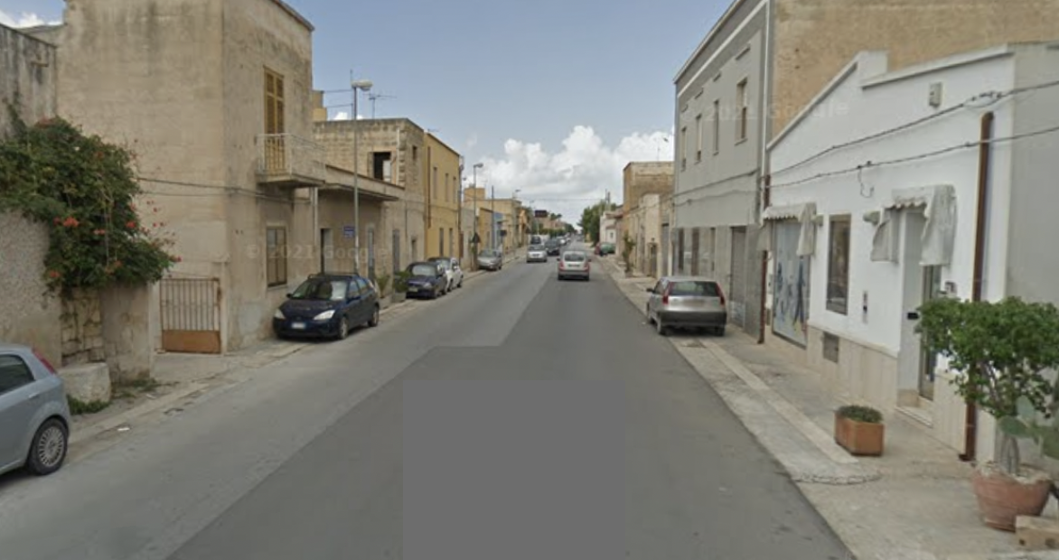 Un uomo investito in contrada Bambina, gruppo di cittadini e lavoratori della zona lo soccorre