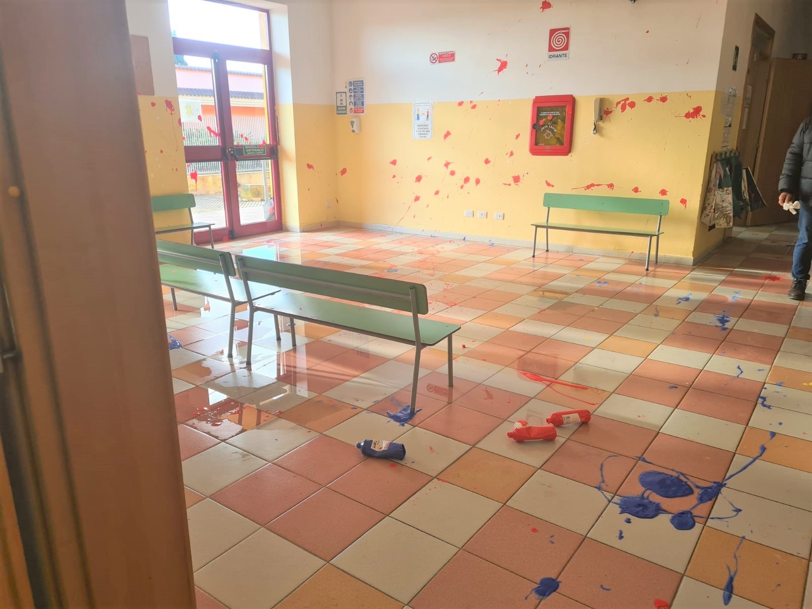 Vandalizzate le scuole di San Filippo e Casazze, Grillo: “Indignati”