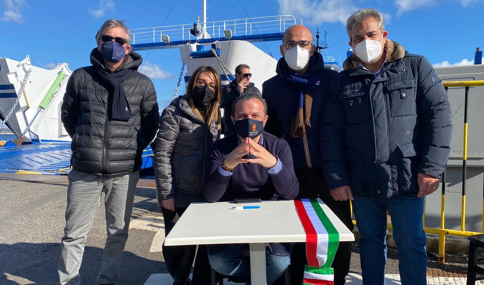 Cateno De Luca occupa l’imbarco dei traghetti: “Norme violate”