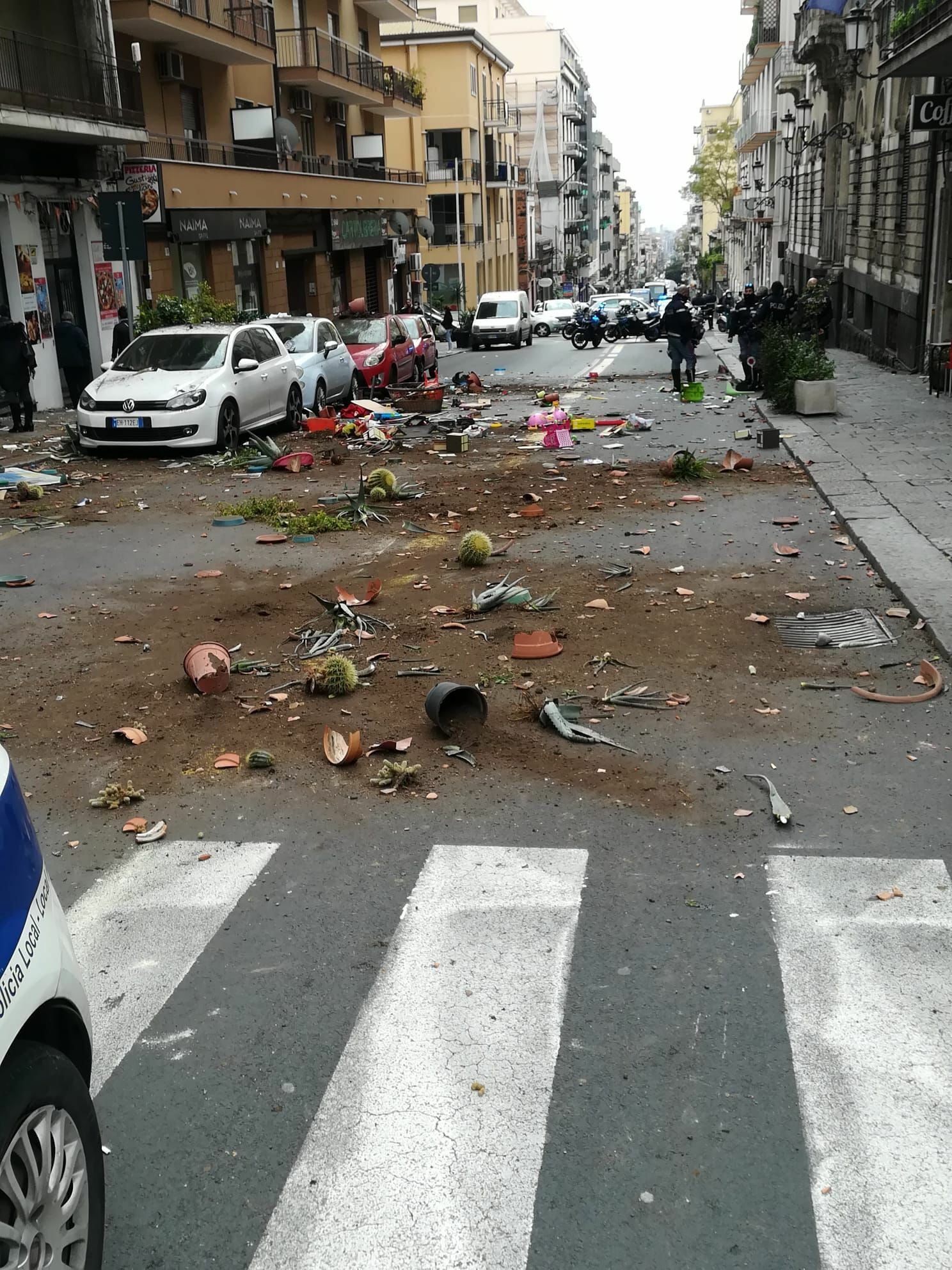 Donna sul balcone mezza nuda lancia oggetti in strada. VIDEO