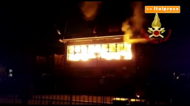 Incendio danneggia una ditta tessile in provincia di Prato