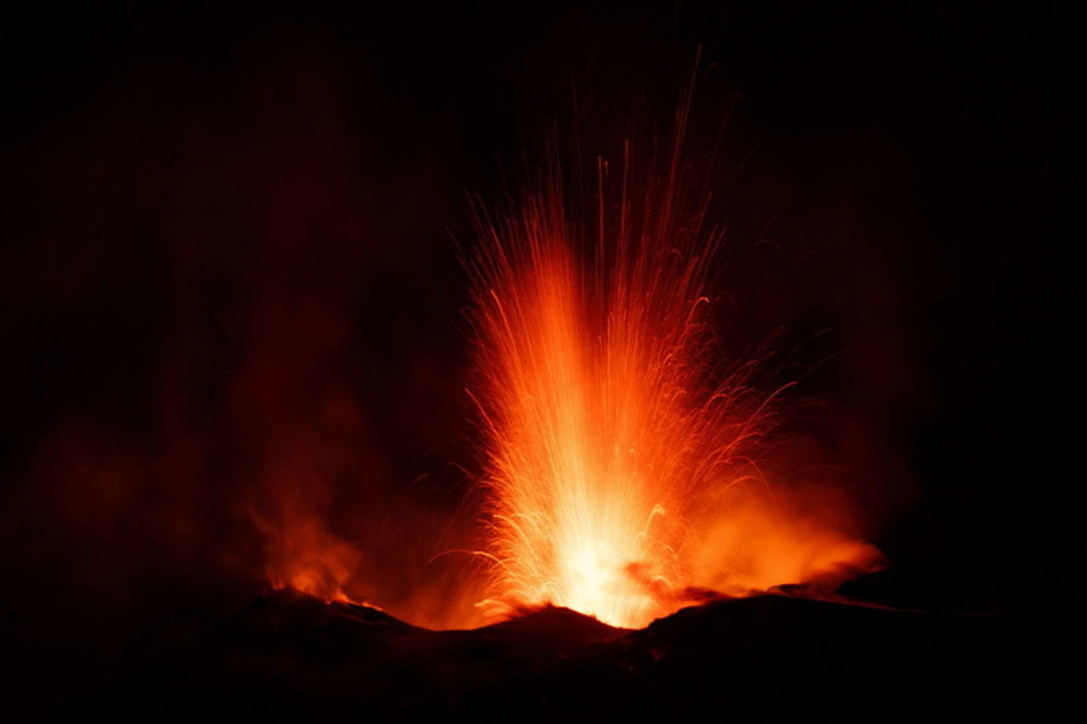 Si sveglia l’Etna, eruzione nel cratere Sud-Est. VIDEO