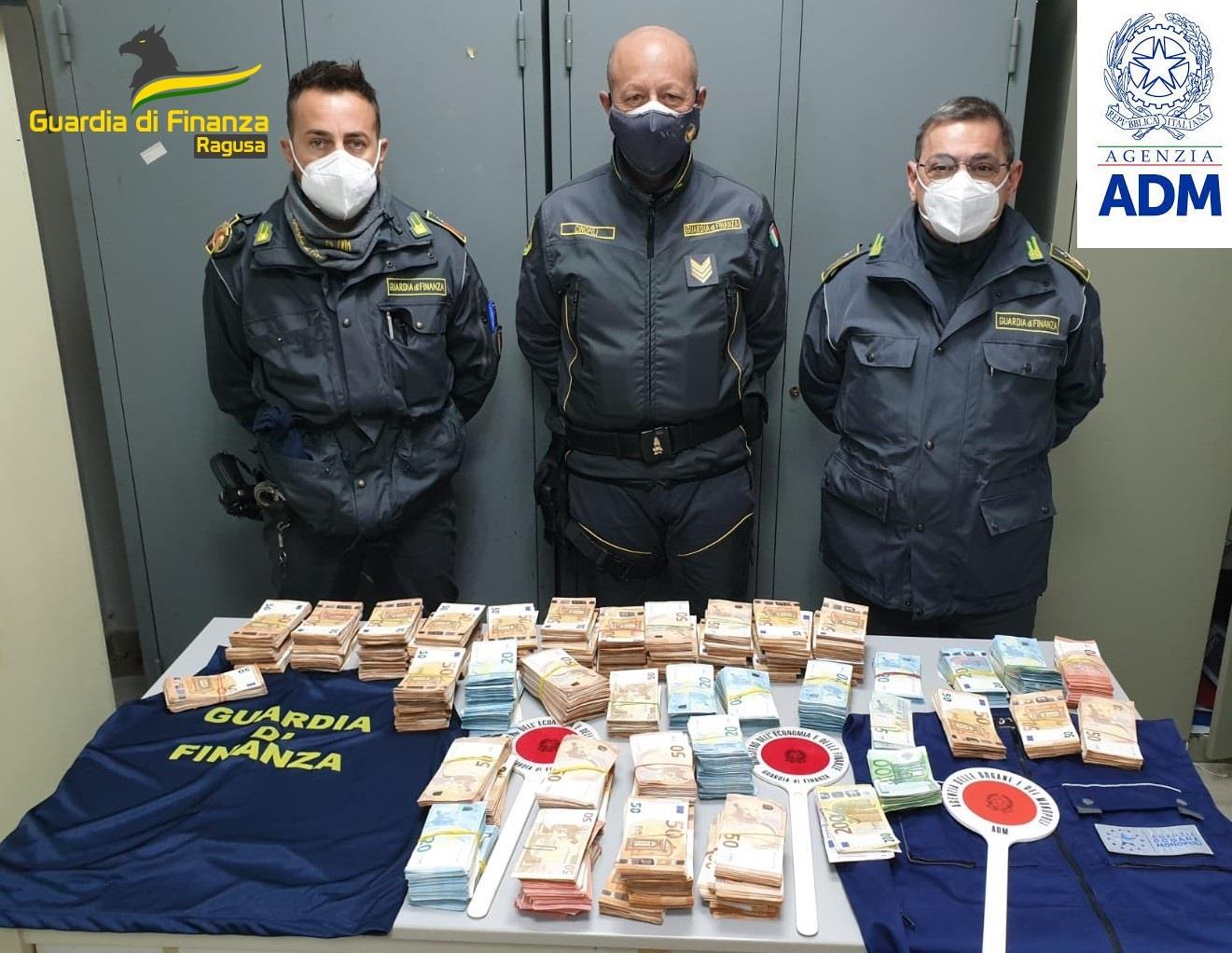 Da Malta in Sicilia con 500mila euro nella ruota di scorta