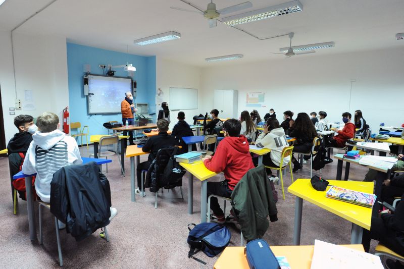 Scuola, crescono tecnici e professionali ma 56,6% sceglie i licei