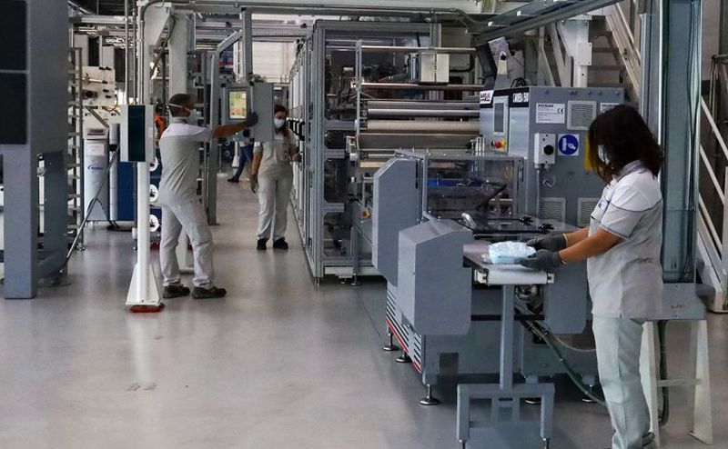 A febbraio cresce fiducia per imprese, in calo per i consumatori