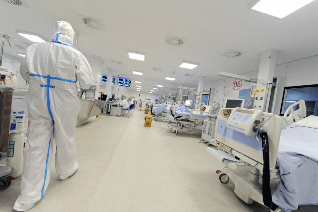 Nell’ultima settimana in Sicilia calano casi, ricoveri e decessi