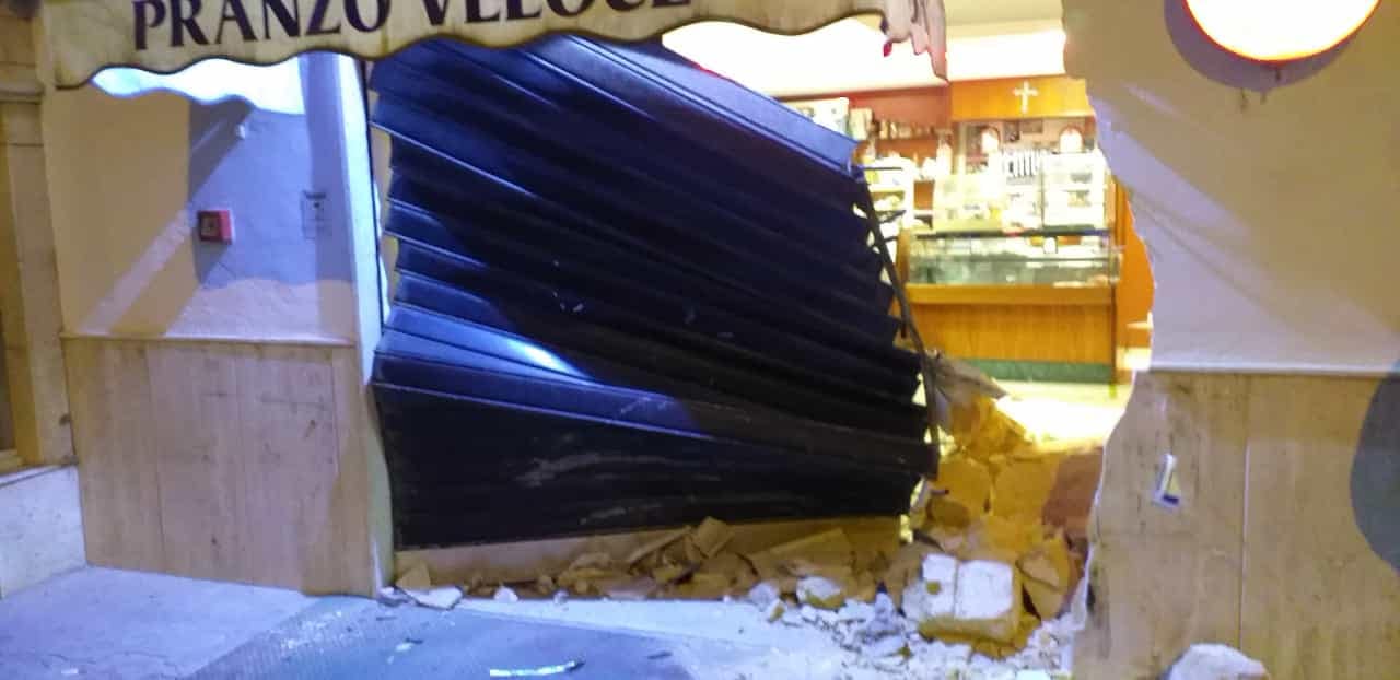 Marsala: auto sbanda e distrugge l’ingresso di un locale