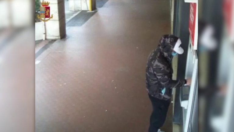 Furti nei parcheggi dei supermercati a Bologna, due arresti