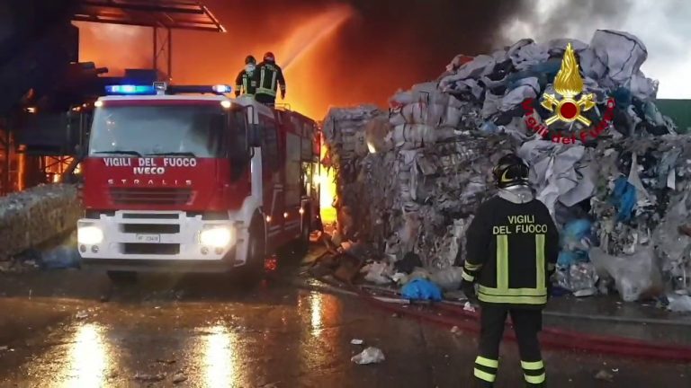 Terni, incendio in deposito stoccaggio rifiuti
