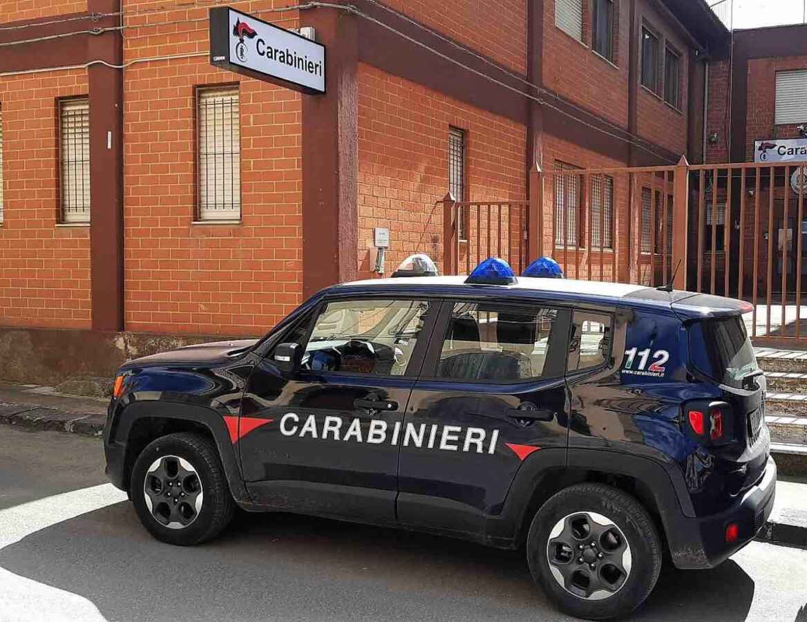 Entra in negozio coi vestiti vecchi ed esce indossando quelli rubati, denunciato
