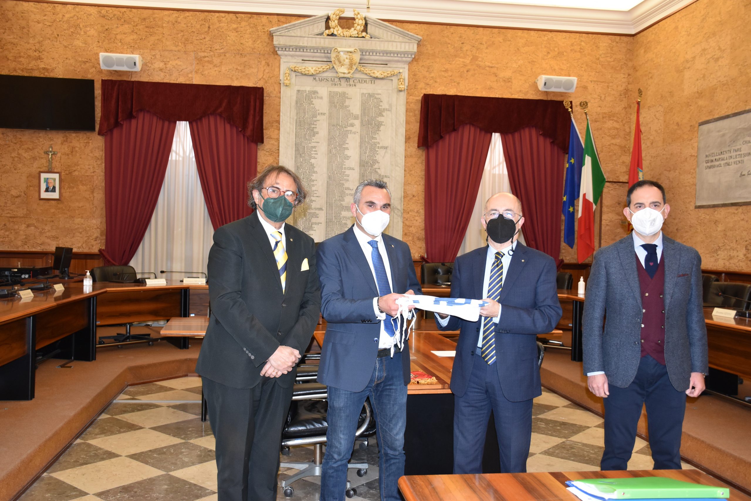 La bandiera del Rotary per il 117° anniversario sventola a Palazzo VII Aprile