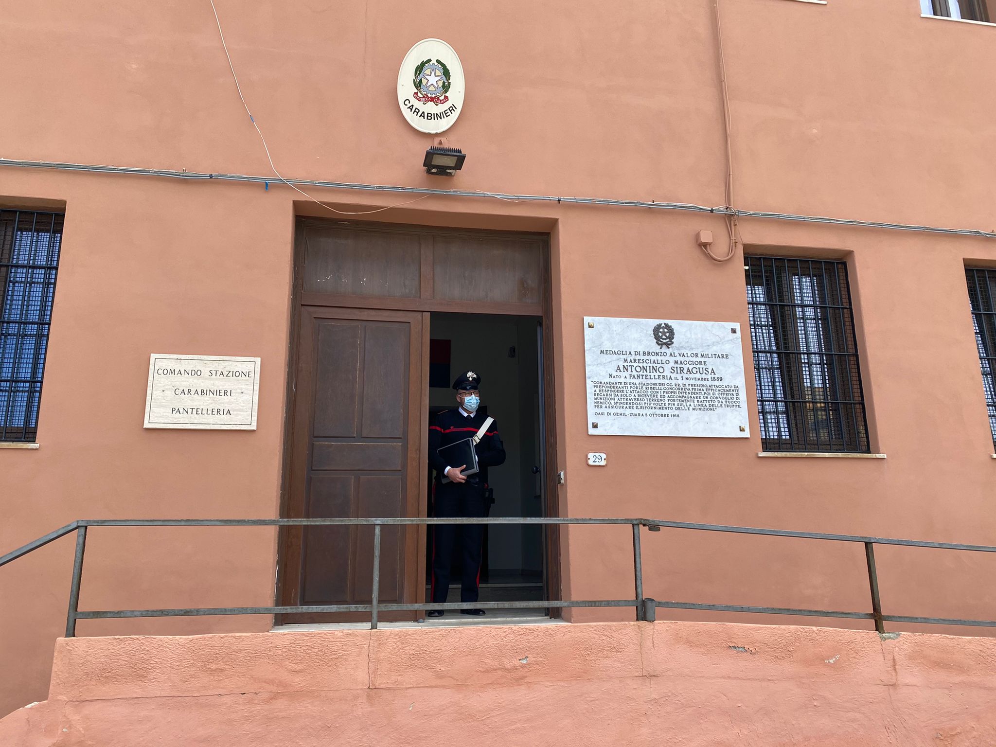 Voleva entrare alle poste senza green pass, gli impiegati chiamano i carabinieri