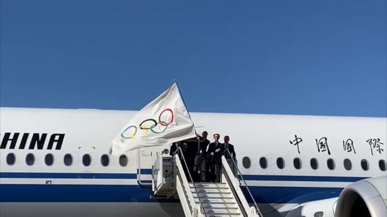 Milano-Cortina, da Pechino arriva la bandiera olimpica