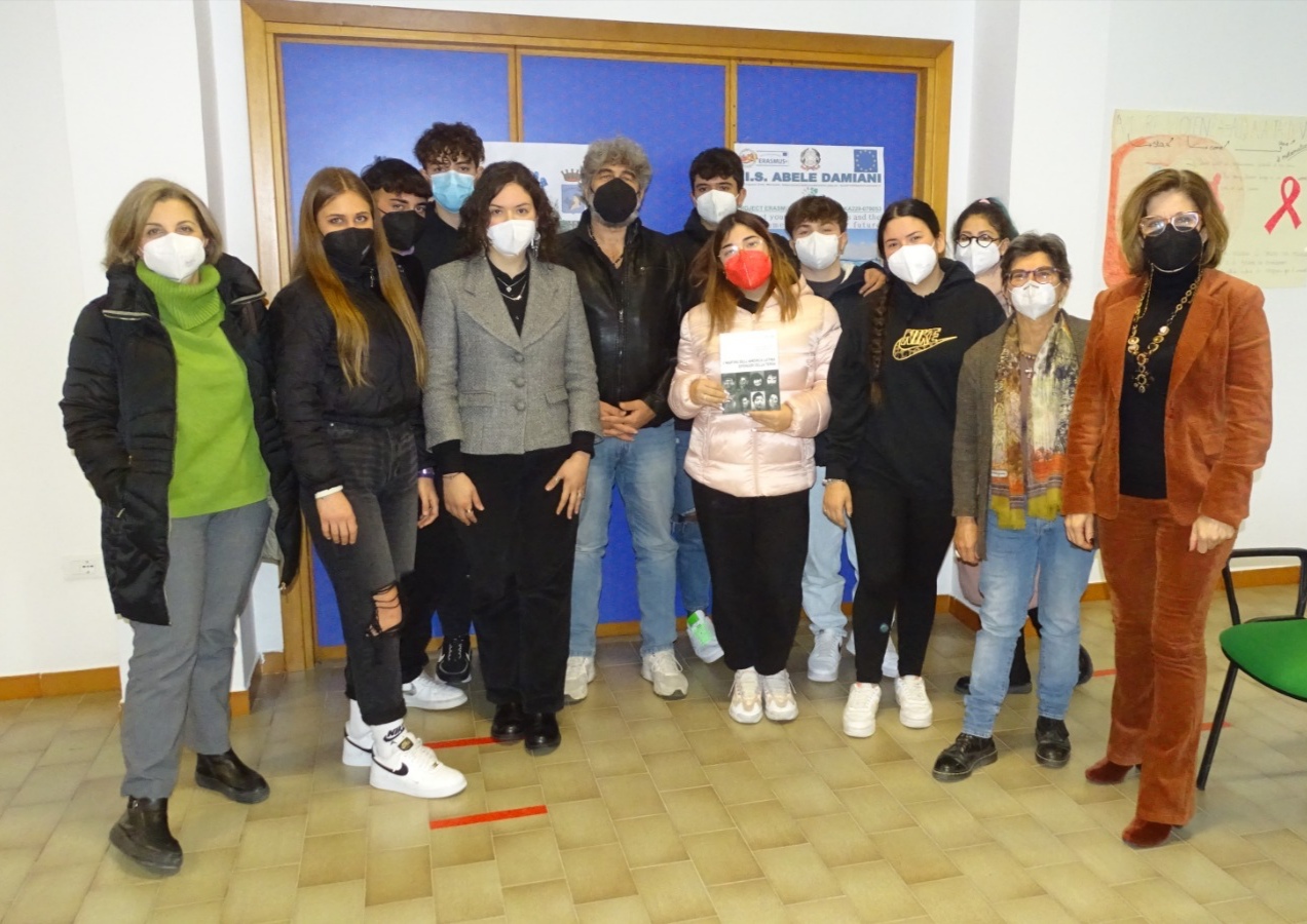 Inguì si racconta agli studenti del Damiani: “Cosa fate per migliorare l’ambiente?”