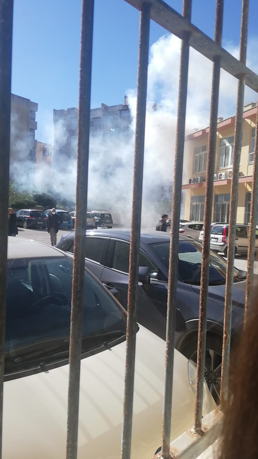 Fumo al Professionale di Marsala, in fiamme i bidoni della spazzatura