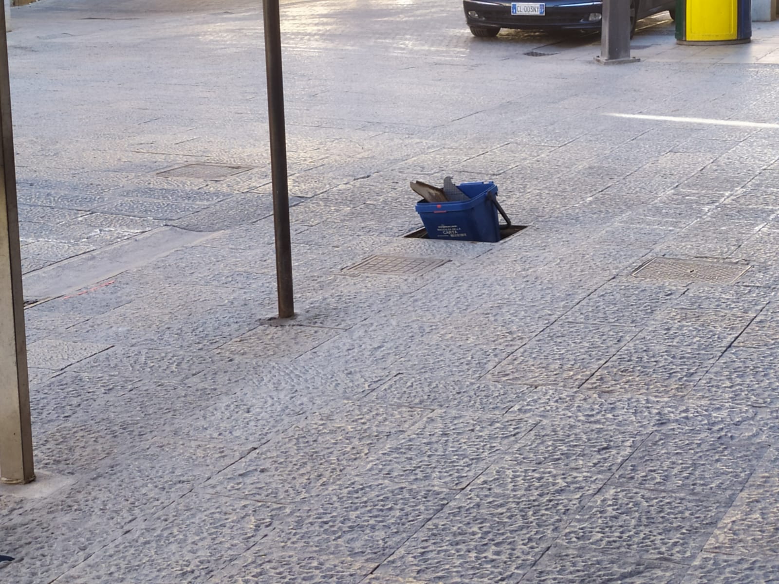 A Porta Mazara lo “strano caso”: tombino aperto e mastello all’interno