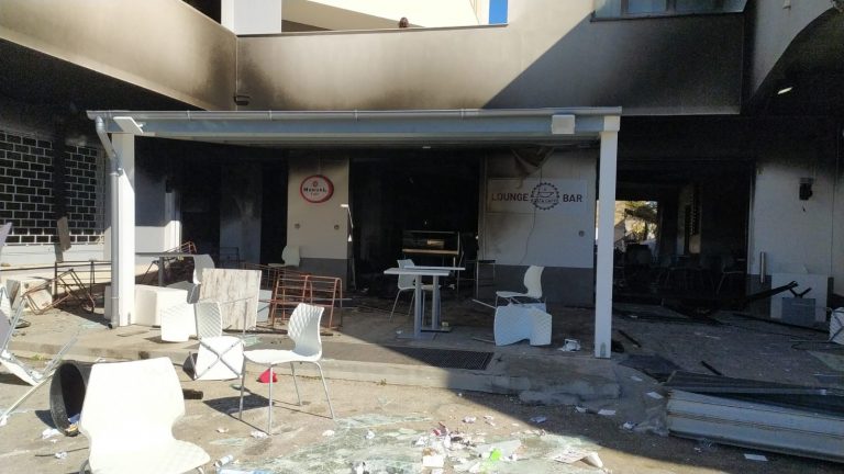 Si contano i danni al Bar Kosta ex Bigione invaso dalle fiamme