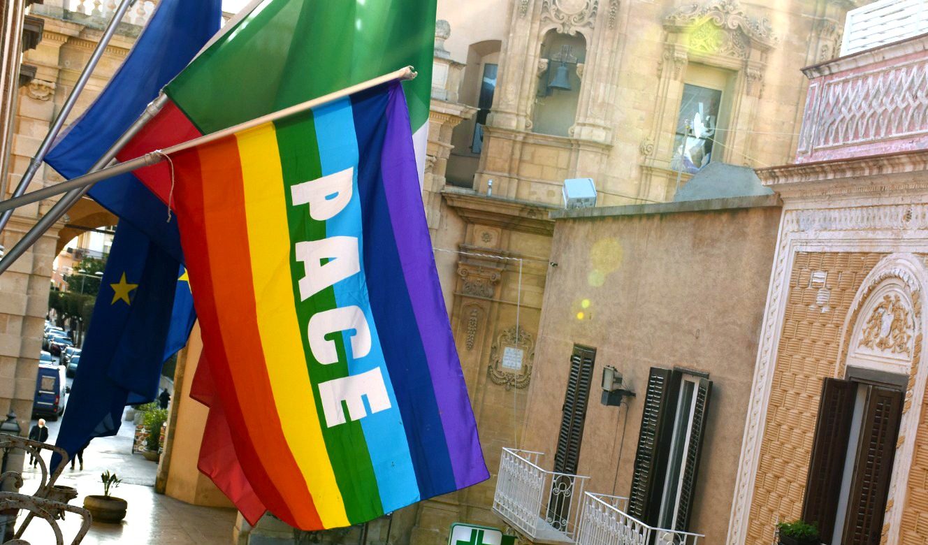 Bandiera della pace al Municipio di Marsala. Sindaco e Consiglio contro la guerra in Ucraina
