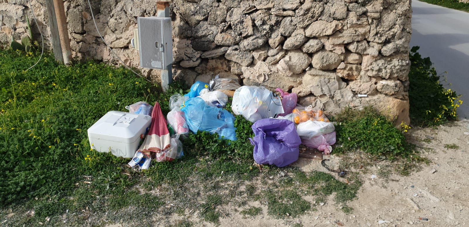 A Favignana rimossi rifiuti abbandonati. Il sindaco: “Continua l’indecente fenomeno”