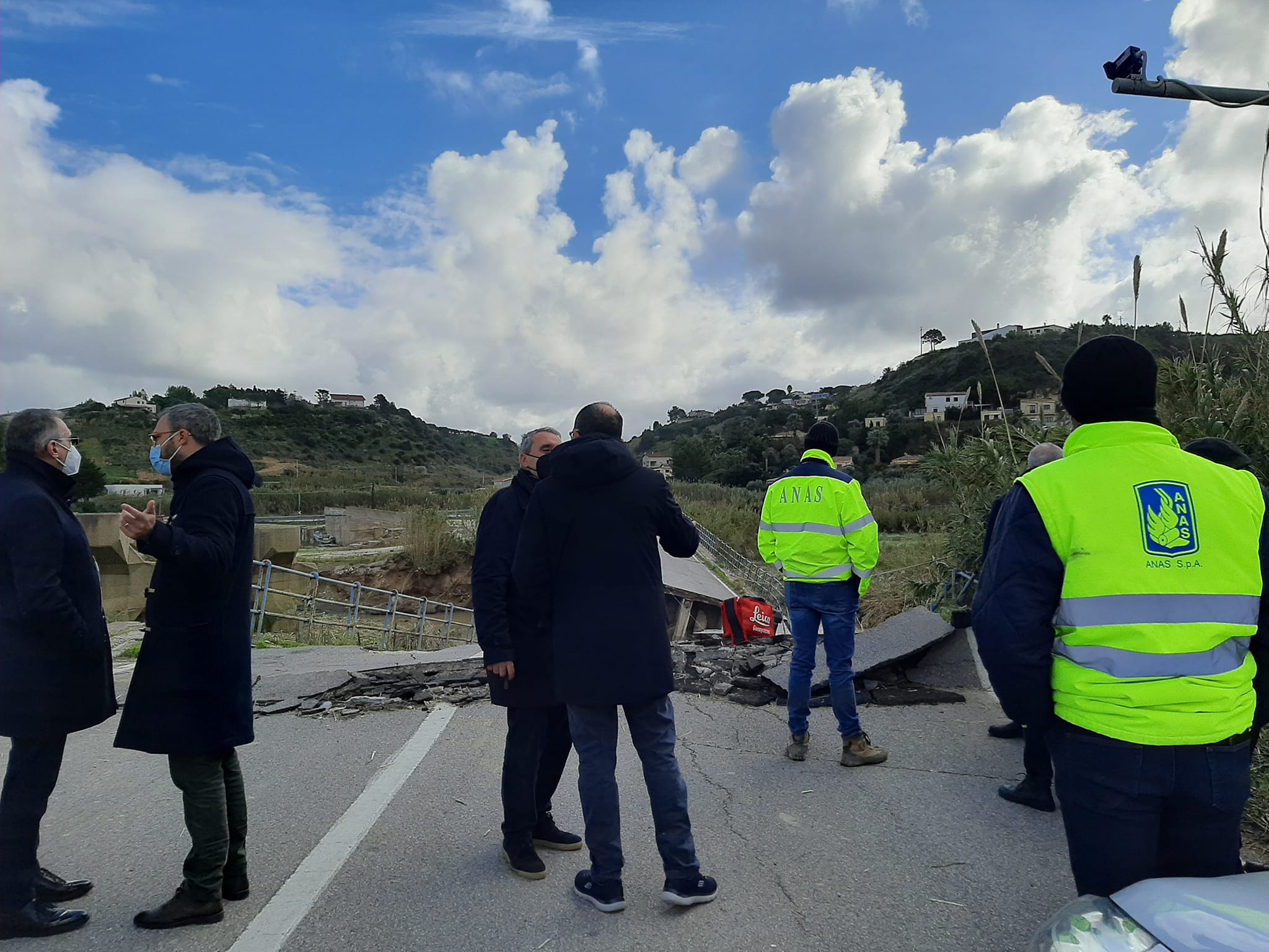Ponte San Bartolomeo crollato, si opta per un attraversamento parallelo