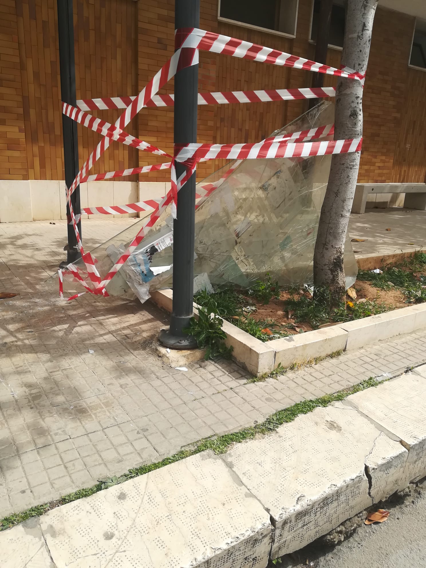 Marsala, finisce in frantumi una pensilina della fermata bus, ferita una giovane