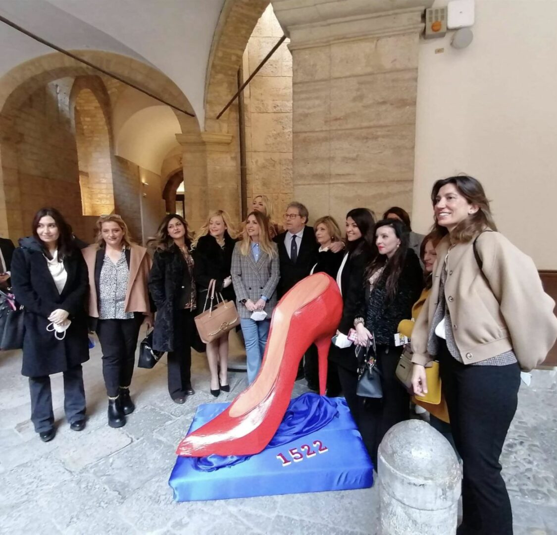 Scarpa rossa contro la violenza sulle donne al Palazzo dei Normanni a Palermo