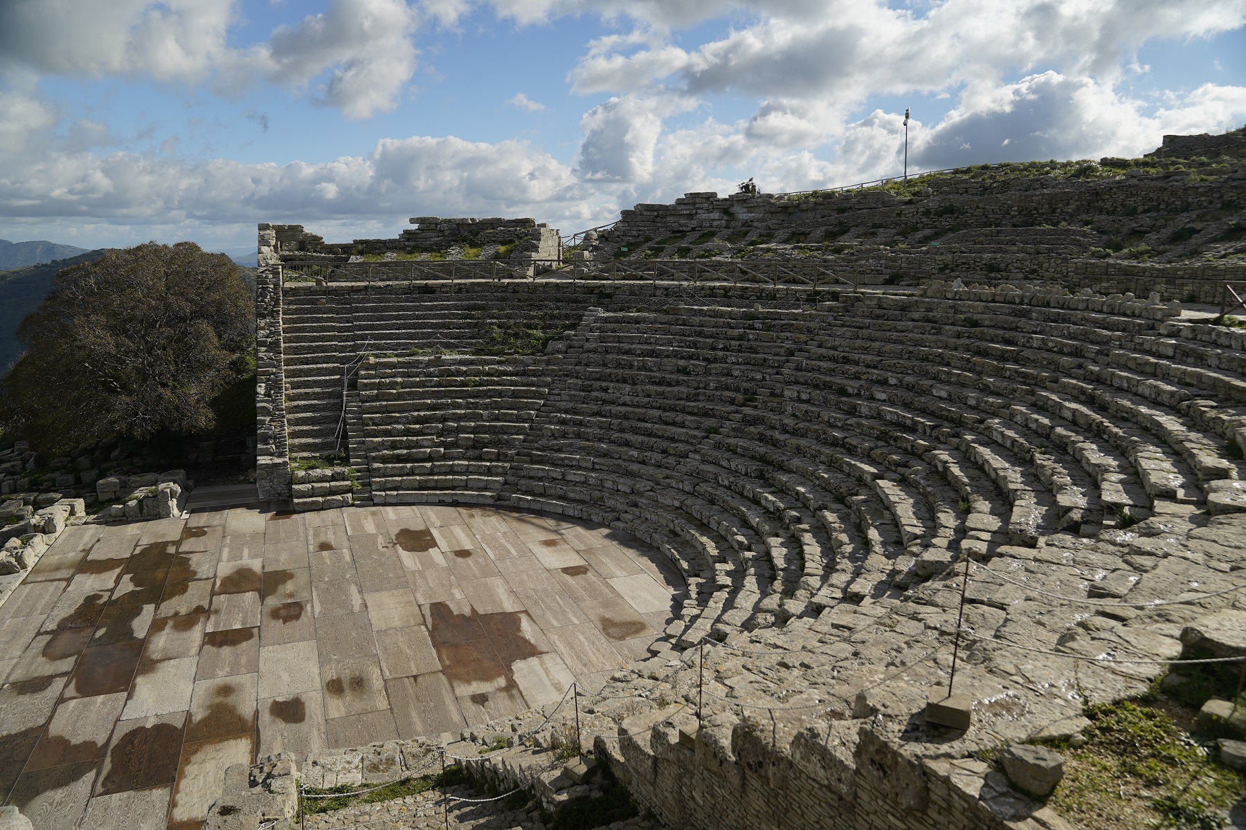 Segesta, Musumeci: “No a contaminazioni artistiche nei Parchi archeologici”