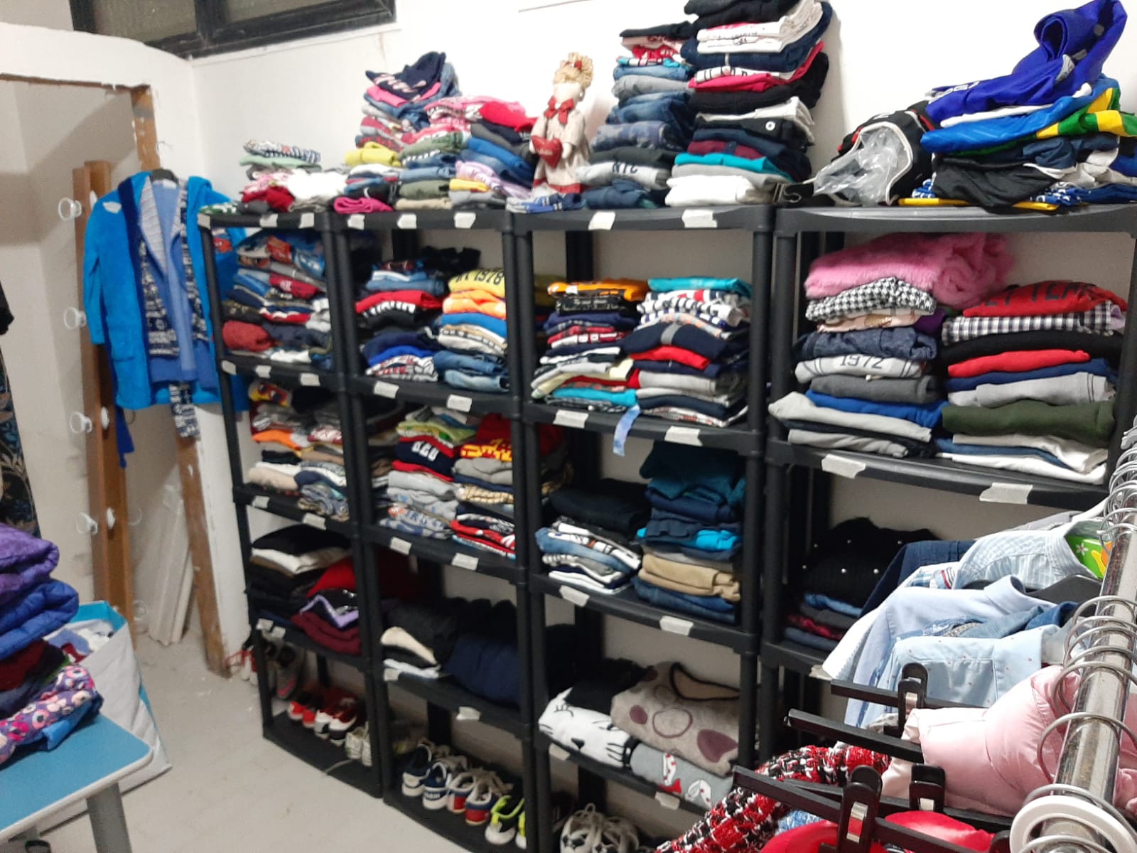 Al Campo di via Istria i “Fenici” del Rugby promuovono lo shop solidale