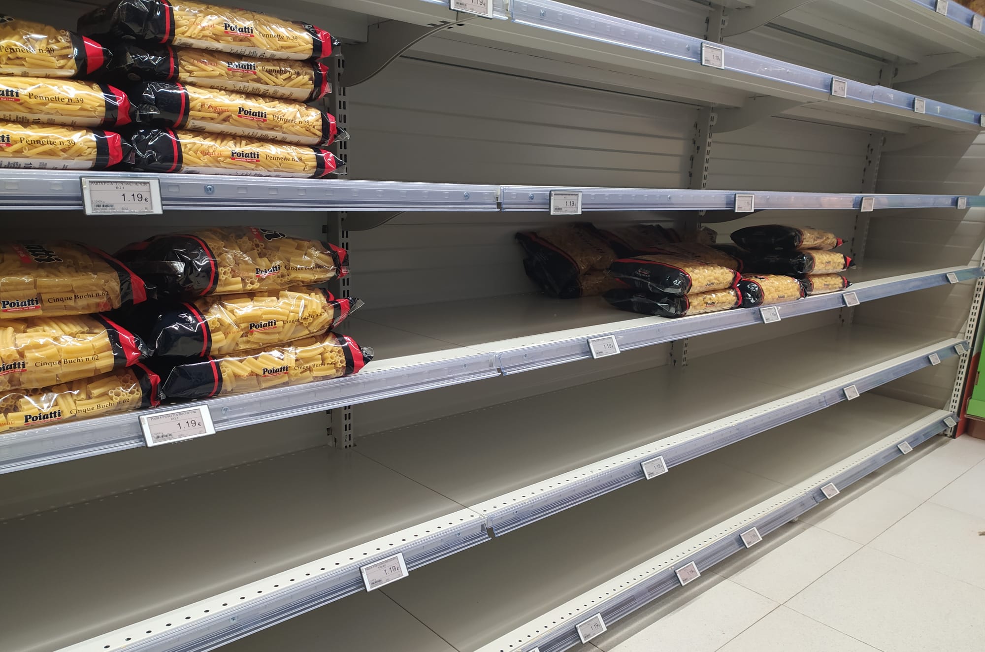 Benzina e alimentari, cresce la psicosi: assalto a supermercati e rifornimenti