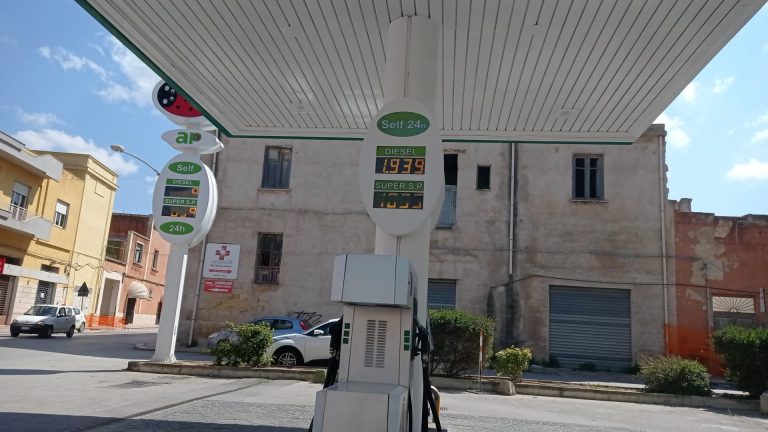 Confermato lo sciopero dei benzinai. I gestori: “Il governo non riesce a fare sintesi”