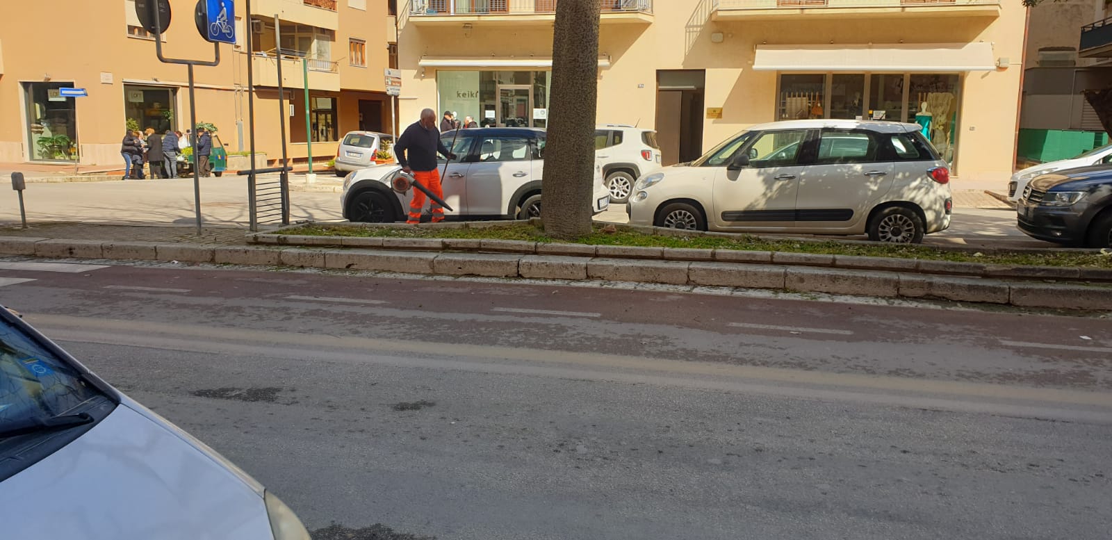 Ad Alcamo continuano i lavori di pulizia di ville e giardini