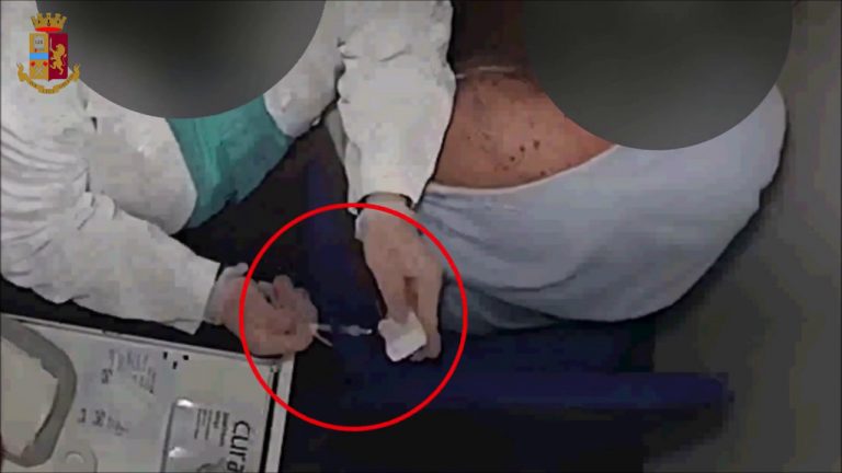 Infermiera no vax arrestata a Palermo, decine di false vaccinazioni – VIDEO
