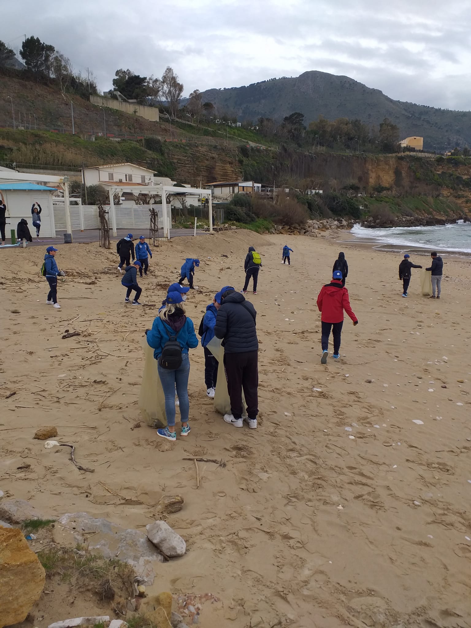 Più di 400 chili di rifiuti raccolti in spiaggia dalla Football Castellammare