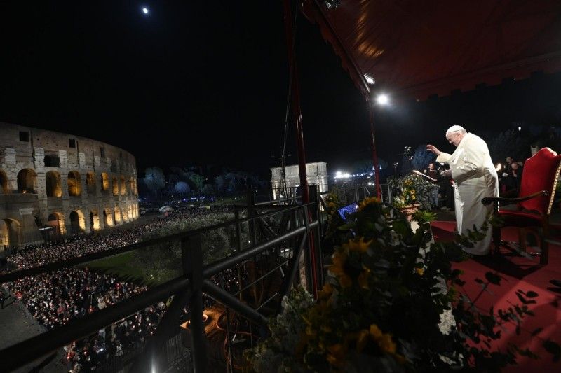Papa Francesco alla Via Crucis: “Dio disarma la mano di chi uccide”